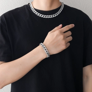 Dettaglio della collana e bracciale a catena cubana da 13mm in argento con strass