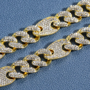 Detailaufnahme der 15mm vergoldeten Cuban Link Kette mit glänzenden weißen Strasssteinen