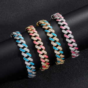Primer plano de cadenas cubanas de 12mm con esmalte azul y circonitas brillantes