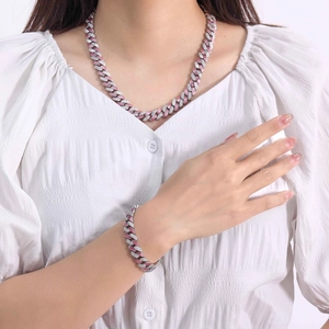 Conjunto de collar y pulsera de cadena cubana en esmalte rosa con cristales brillantes