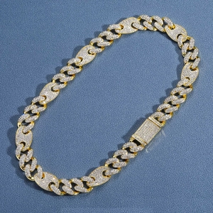 Makroaufnahme der 15mm vergoldeten Cuban-Kette mit Zirkonia-Steinen und Verschluss