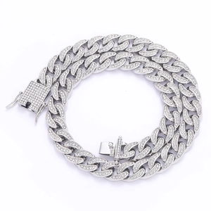 Dettaglio macro della catena cubana argento 13mm con pavé completo di strass brillanti