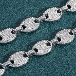 Détail macro du bracelet à maillons grain de café en argent avec pavé de zircones