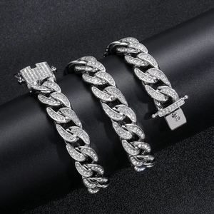 Dettaglio della catena cubana argento 13mm con strass su espositore nero