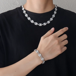 Détail du collier et bracelet à maillons grain de café 12mm argentés avec cristaux blancs