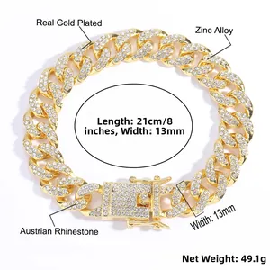Detailansicht eines 13mm vergoldeten Cuban-Link-Armbands mit funkelnden Strasssteinen