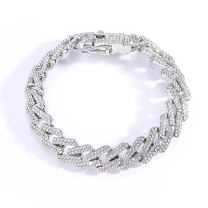 Détail d'une chaîne cubaine argentée de 14mm sertie de cristaux brillants pour hommes