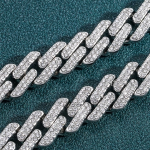 Vue macro d'une chaîne cubaine argentée de 14mm avec pavé de diamants et finition brillante