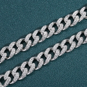 Makro-Detail des silbernen 13mm Iced Out Cuban Link Armbands mit klaren Kristallen
