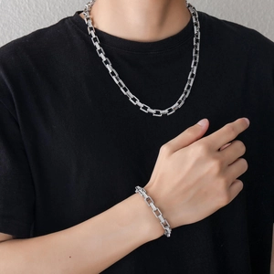 Détail de l'ensemble collier et bracelet de 8mm en argent avec strass scintillants