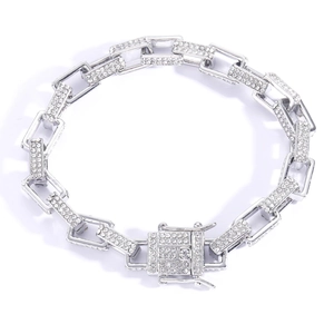 Gros plan sur la chaîne hip-hop de 8mm en argent avec des strass brillants sertis