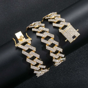Detail van 19mm gouden Iced Out Cuban link ketting met diamanten en boks sluiting