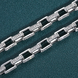 Gros plan d'un bracelet gourmette carrée de 8 mm en argent avec des strass étincelants