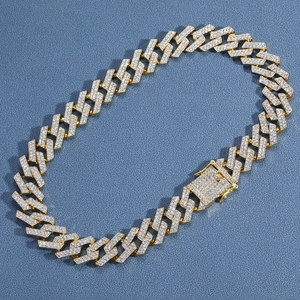 Detail van 19mm goud vergulde Cubaanse ketting bezet met glanzende zirkonia diamanten