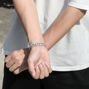 Bracciale Miami Cuban da uomo 12mm con zirconi incastonati e chiusura a molla
