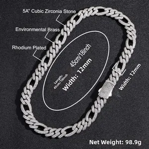 Primer plano de cadena cubana plateada de 12 mm con diamantes de circonita 5A engastados