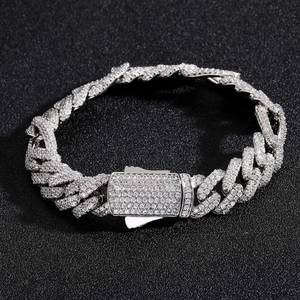 Bracciale cubano da uomo 12mm in argento con zirconi bianchi su una superficie nera