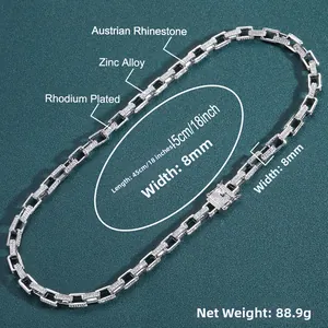 Dettaglio della catena quadrata da 8mm placcata rodio con strass austriaci e chiusura sicura