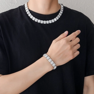 Gros plan sur l'ensemble collier et bracelet à maillons cubains argentés sur un homme
