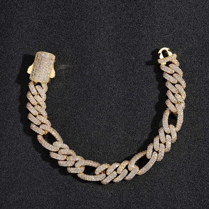 Dettaglio del bracciale catena Miami Cuban da 12mm placcato oro con zirconi incastonati