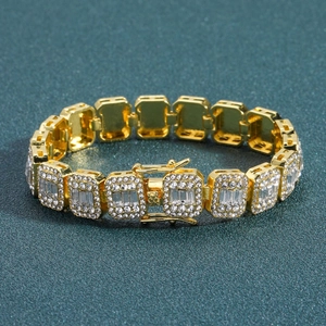 Détail du bracelet cubain 13mm glacé avec zircons carrés et plaqué or élégant