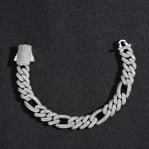 Dettaglio del bracciale Cuban link argento 12mm con zirconi incastonati e chiusura chic
