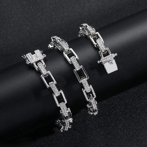 Dettaglio della catena box argento da 8 mm con zirconi su espositore nero elegante