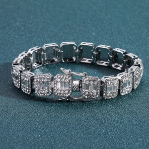 Détail du bracelet cubain 13mm argenté avec diamants taille baguette et ronde