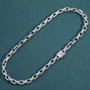 Dettaglio della collana hip hop da 8mm in argento con chiusura a cassetta con strass