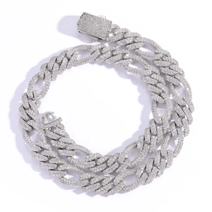 Dettaglio macro della collana cubana argento 12mm con zirconi pavé e chiusura box