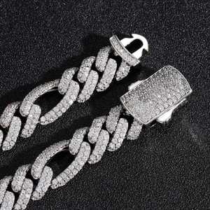 Dettaglio della catena cubana argento 12mm con zirconi incastonati e chiusura a cassetta