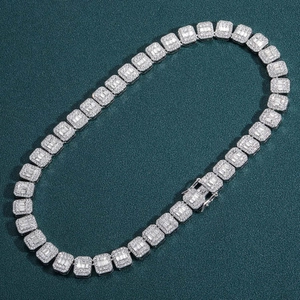 Λεπτομέρεια από ασημένια καδένα Cuban 13mm με τετράγωνους συνδέσμους και κούμπωμα ασφαλείας