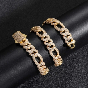 Dettaglio di catene cubane dorate da 12 mm con pietre di zircone e chiusura a cassetta ghiacciata