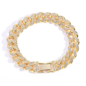 Détails de dessus d'un bracelet gourmette doré orné de strass brillants et pavés