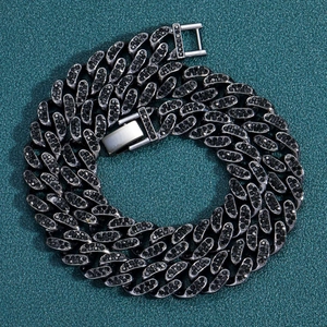 Chaîne cubaine hip hop 13mm avec strass noirs sur base en métal argenté brillant