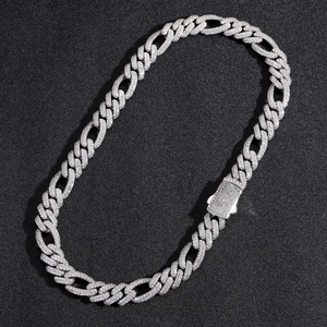 Dettaglio della catena Figaro cubana argento 12mm con zirconi e chiusura a incastro quadrata
