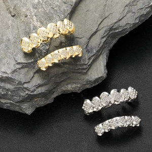 Set de grillz hip hop plaqué or 18 carats et argent avec strass sur fond de roche