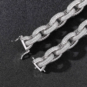 Makroaufnahme eines 13mm Cuban Link Armbands mit Zirkonia-Besatz und Sicherheitsverschluss