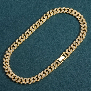 Détail du collier cubain 13mm doré avec cristaux blancs sertis et fermoir à cliquet