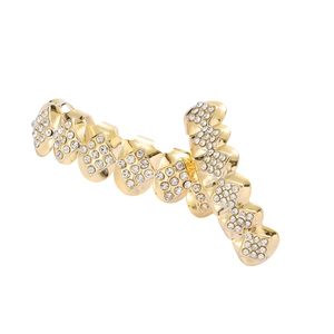 Gros plan sur les dents hip-hop plaquées or 18 carats serties de strass scintillants