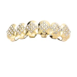 Gros plan d'un grillz hip-hop plaqué or avec strass et motif de diamants en losange
