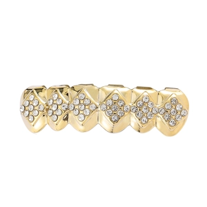 Détail du grillz hip hop à 6 dents plaqué or 18 carats avec diamants et motif losange