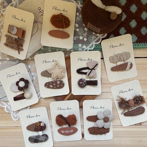 Barrettes à cheveux en tissu fait main aux tons terre sur une carte de marque élégante