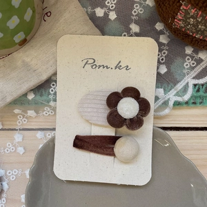 Détail de pinces à cheveux en peluche marron et beige pour filles sur carte cadeau