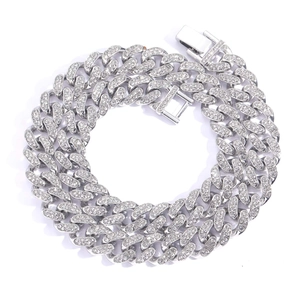 Chaîne cubaine 13mm argentée avec cristaux pavés et fermoir à boîte sécurisé
