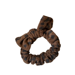 Elegant leopard print scrunchie with a stylish bowknot design for chic hairstyles