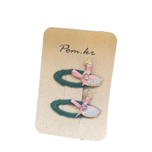 Deux barrettes cygne avec bordures tricotées vertes et nœuds roses pour filles