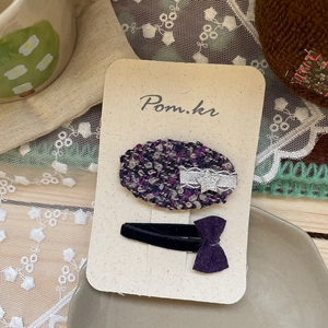 Détail de la pince à cheveux en tweed violet avec dentelle et nœud en velours doux