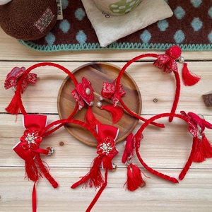 Traditionele Chinese haarband in rood met bloemmotief, pompons en lange kwastjes