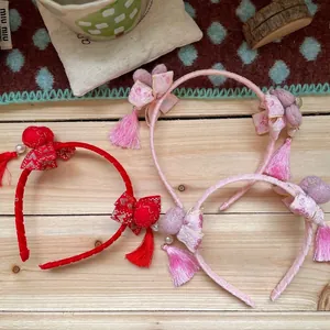 Traditionele Chinese haarband voor meisjes met pompons en kwastjes in rood en roze
